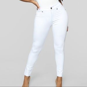 💕NWT. Never worn high rise white skinny jeans.